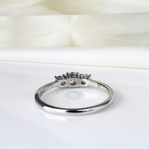 NEW Sterling Silver Round 3 Stone 5A CZ Diamond Ring - Picture 7 of 13